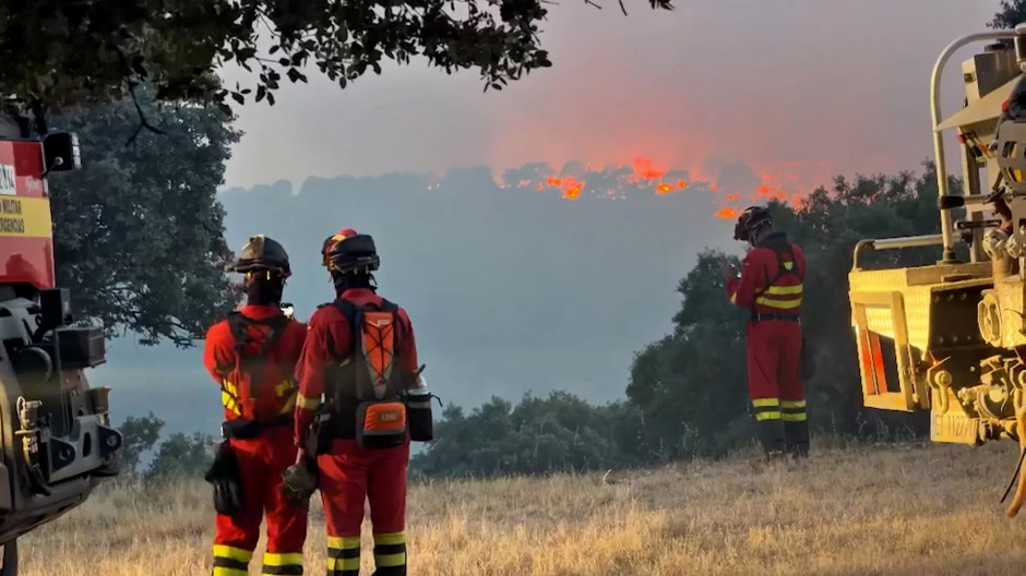 Bomberos de la UME observan el incendio de Almorox en la distancia