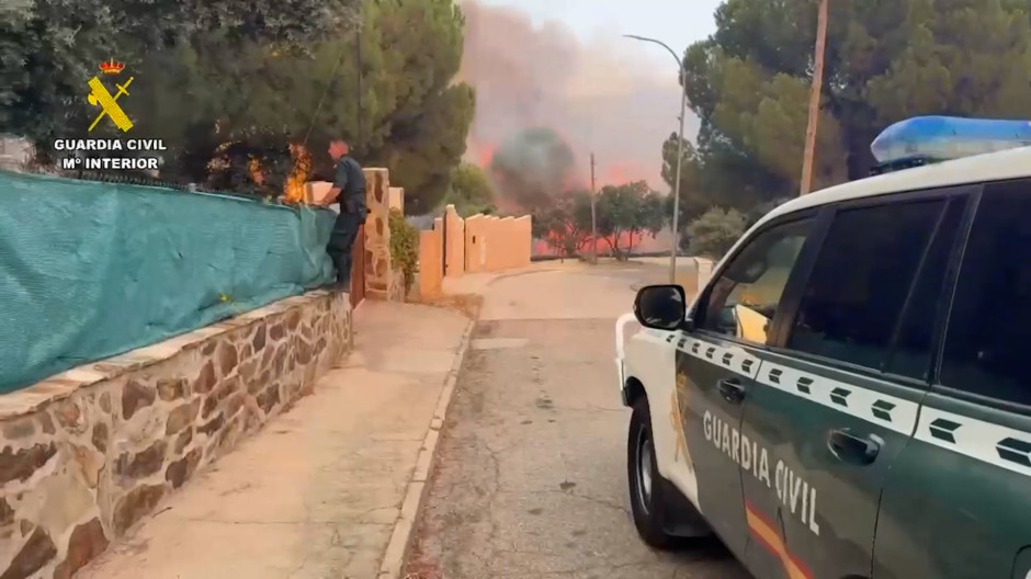La Guardia Civil desaloja una urbanización por el incendio