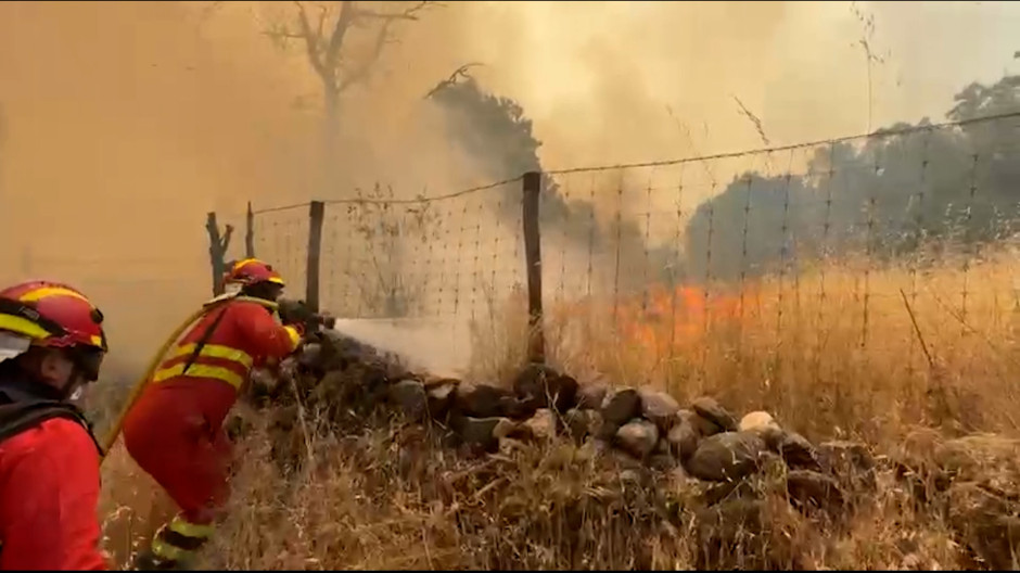 La UME trata de controlar el incendio en Burgohondo, Ávila.