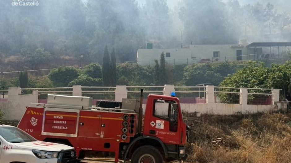 Desalojada de forma preventiva una urbanización por un incendio declarado en la Vall d'Uixò