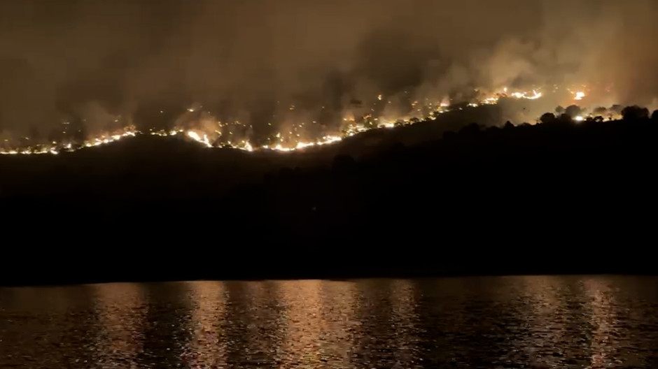 Fotograma del vídeo que muestra cómo se incendian los alrededores del Pantano de San Juan