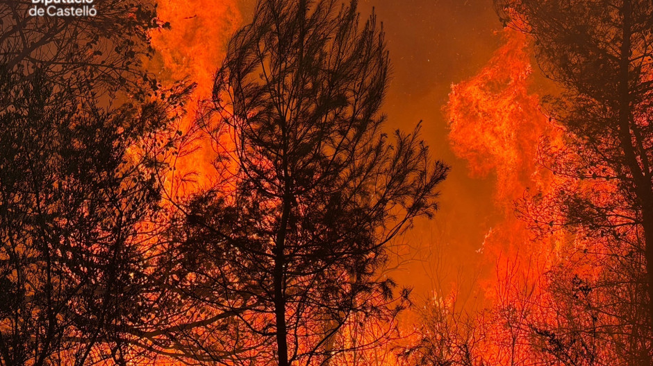 El incendio forestal de la Vall d'Uixó mantiene desalojados más de una quincena de núcleos urbanos