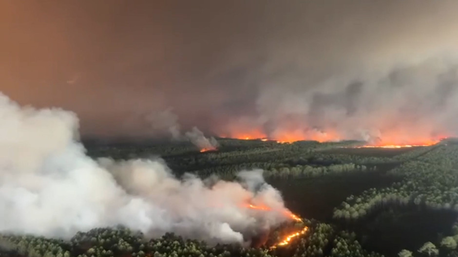 Así combaten los medios aéreos las llamas en la Gironda, Francia: más de 40.000 hectáreas quemadas