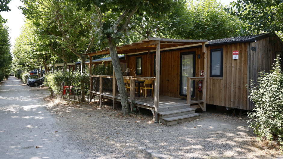 El Camping de el Escorial reabre sus puertas tras su desalojo por el incendio de la zona oeste