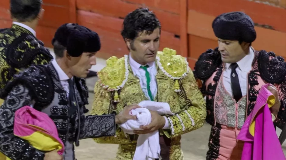El diestro Morante de la Puebla se retira a la enfermería tras sufrir una cogida