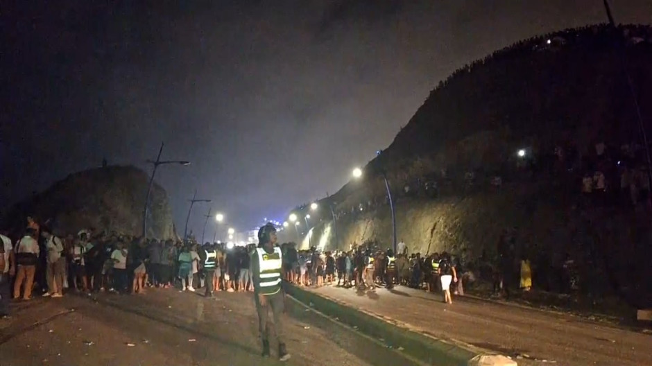 La noche no ha frenado la llegada de magrebíes a la frontera entre Ceuta y Marruecos