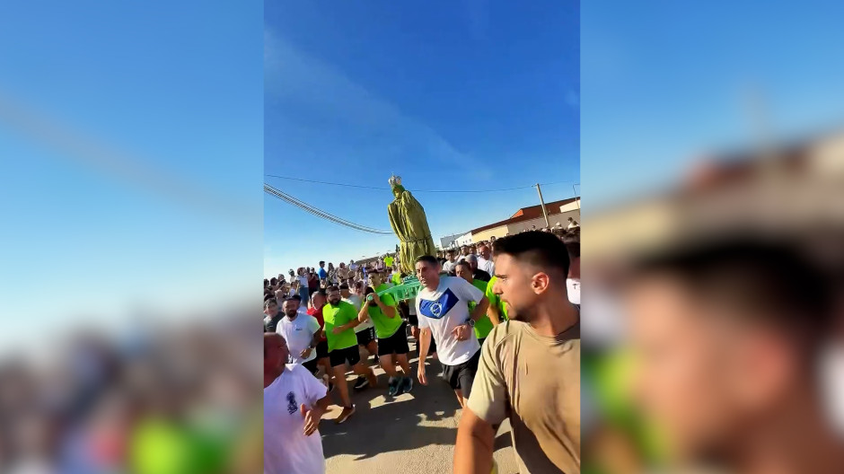 La Virgen que recorre siete kilómetros a la carrera y desata la emoción de todo un pueblo