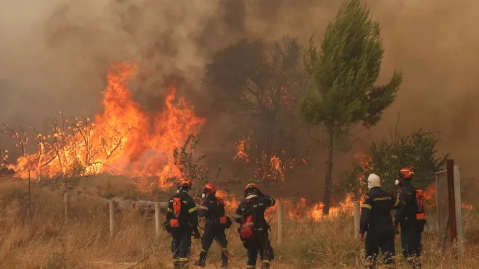 El incendio de Grecia sigue propagándose hacia Atenas tras calcinar cerca de 11.000 hectáreas