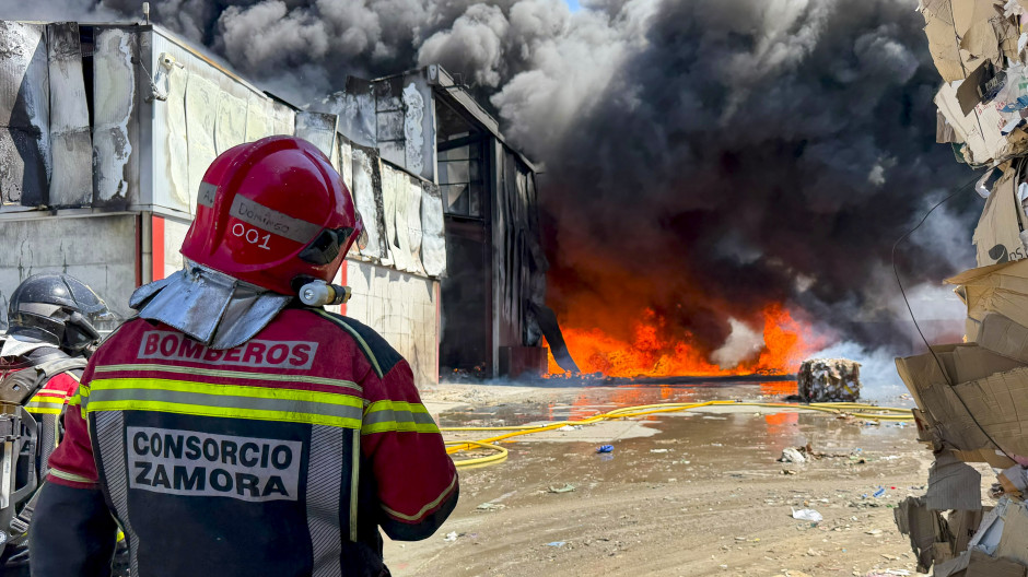 Incendio declarado en una planta de tratamiento de residuos de Roales (Zamora)