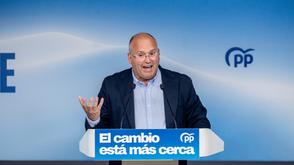 Tellado atiende a los medios de comunicación junto al presidente del PP del País Vasco