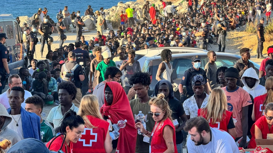 Unos 2.000 inmigrantes permanecen en la playa del Trampolín de Ceuta