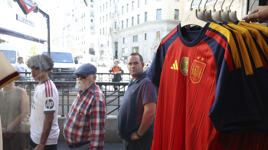 Colas en la Gran Vía para comprar la camiseta de la selección