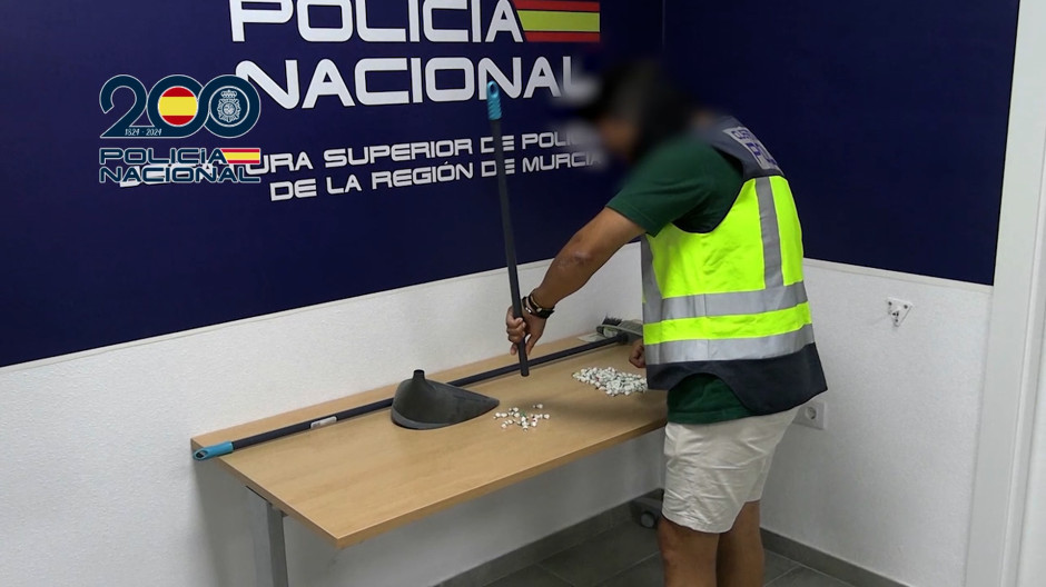 Así escondían la droga en un pub de Murcia que funcionaba como punto de venta