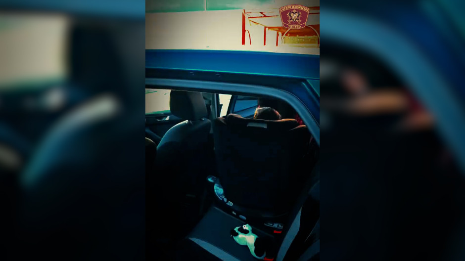 Una niña atrapada durante quince minutos rescatada por los bomberos