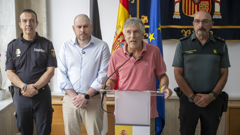 Fernando Grande-Marlaska compareciendo ante los medios en la sede de la Delegación del Gobierno
