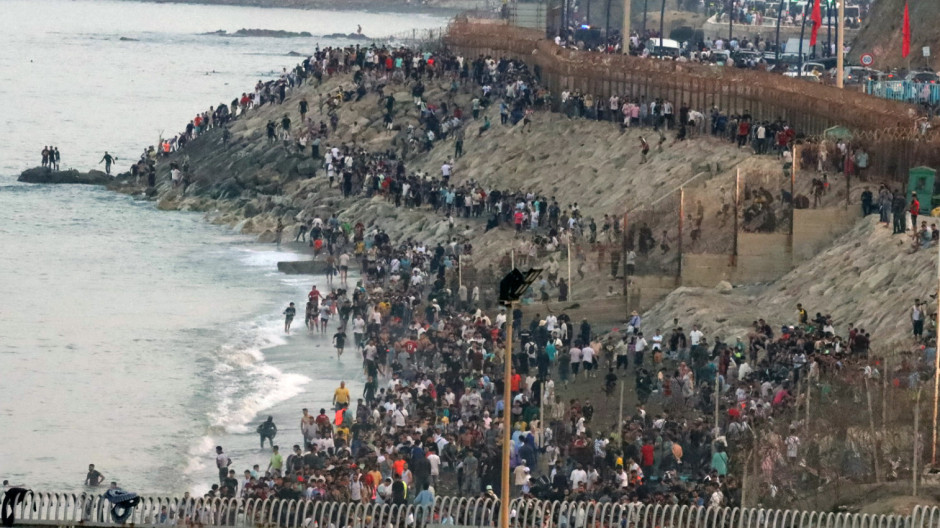 Colas de decenas de miles de personas para entrar en Ceuta a través del espigón del Tarajal