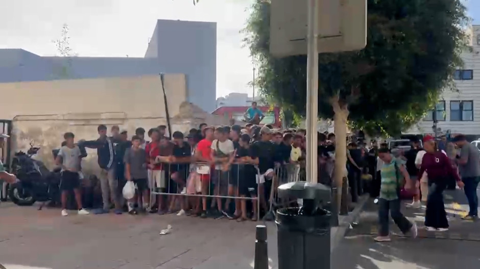 Imágenes de la Jefatura de la Policía de Ceuta desbordada por los menores en busca de la regularización
