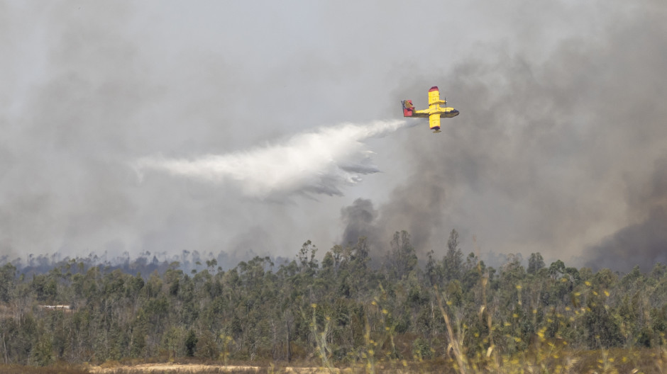 Medios aéreos trabajan en las labores de extinción del incendio forestal en Niebla