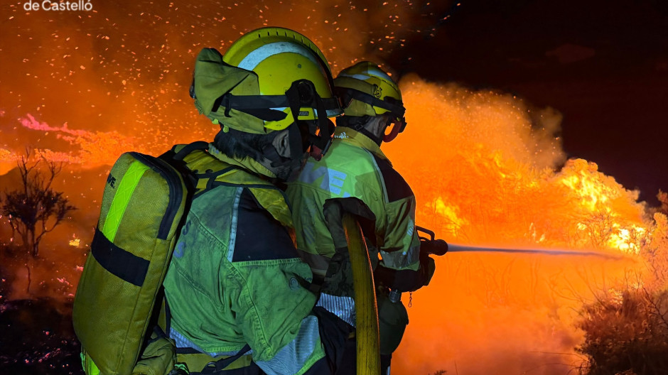 Bomberos del Consorcio provincial de Bomberos de Castellón trabajando en el incendio forestal de Tírig