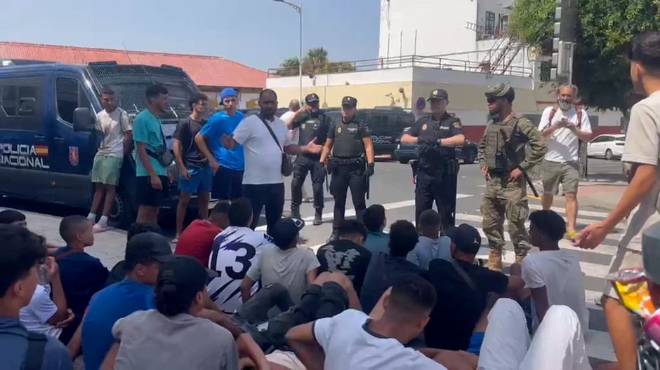 Militares apoyan a la policía durante el registro de menores migrantes a las puertas de la Jefatura de Policía de Ceuta