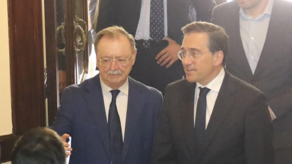El ministro de Asuntos Exteriores, Unión Europea y Cooperación, José Manuel Albares (d), se reúne con el presidente de Ceuta, Juan Jesús Vivas, este martes en Ceuta