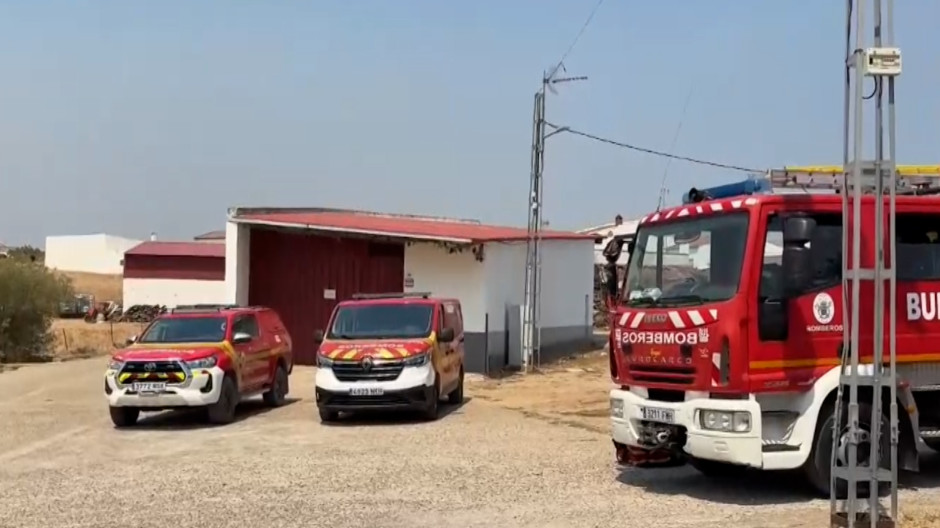 El Madroño (Sevilla), desalojado por el incendio de la Niebla, suspende sus fiestas