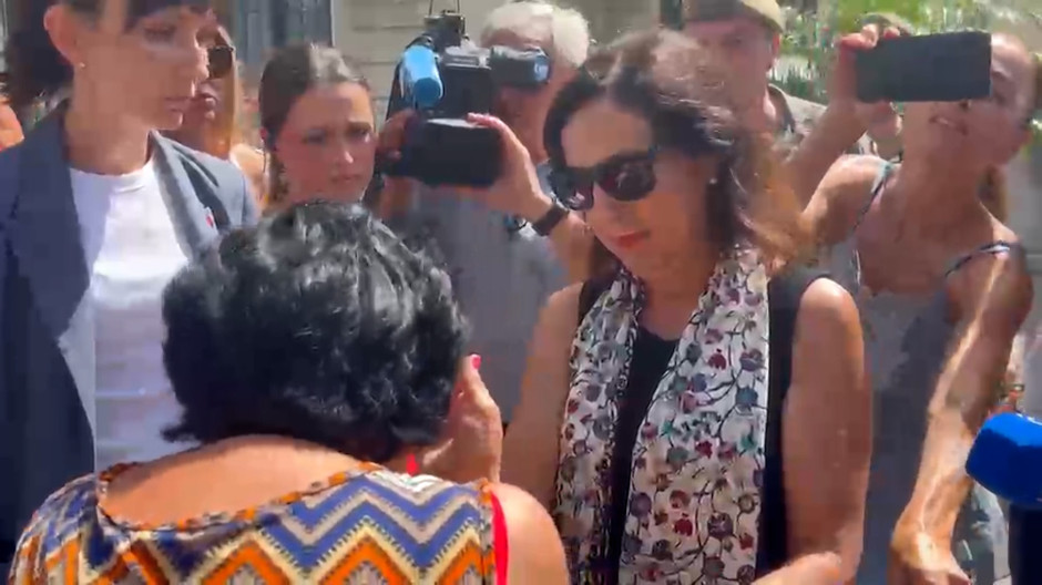 Una vecina rompe a llorar y pide a la ministra de Defensa que no abandonen a Ceuta: «Tengo miedo»