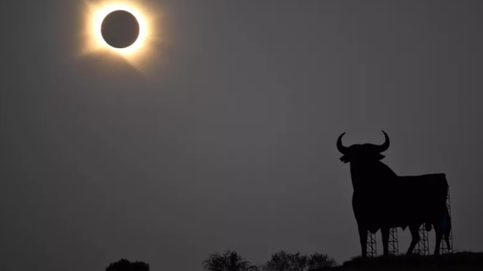 La corona solar resplandece mientras la Luna oculta totalmente el Sol durante la fase de totalidad del eclipse solar total, visto desde San Asensio, en la región de La Rioja.