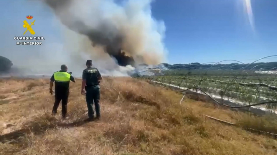 La Guardia Civil acompaña a los vecinos evacuados  para que puedan alimentar a sus animales en pleno incendio