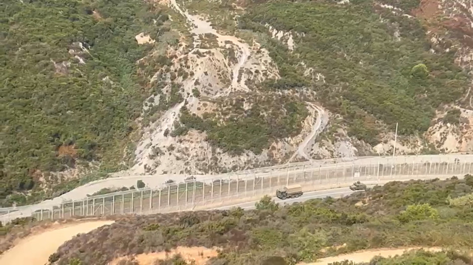 Movimiento de vehículos militares en el perímetro fronterizo ceutí tras el intento de asalto