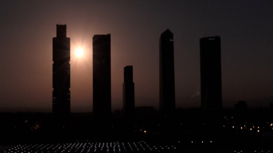 Las fascinantes imágenes de la evolución del eclipse total sobre las Cuatro Torres de Madrid