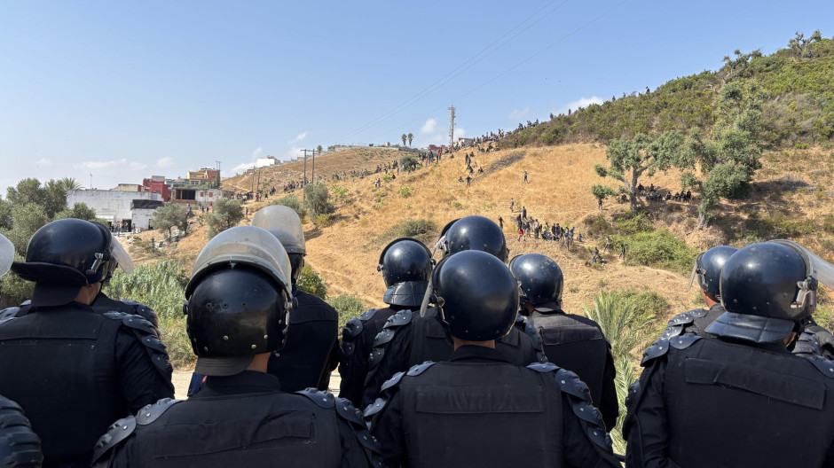 Las fuerzas de Seguridad de Marruecos vigilan este sábado a decenas de migrantes subsaharianos