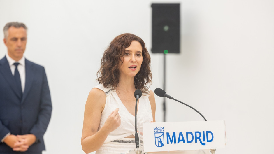 La presidenta de la Comunidad de Madrid, Isabel Díaz Ayuso, atiende a los medios de comunicación este sábado