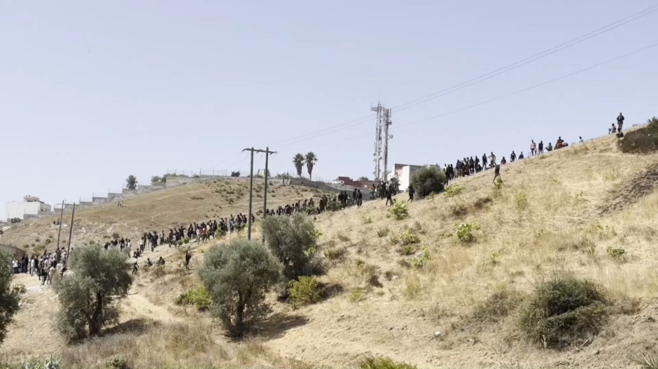 El momento del asalto frustrado a Ceuta de cientos de inmigrantes en los montes de Castillejos
