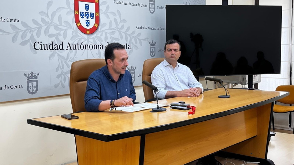 El líder de Vox en Ceuta, Juan Sergio Redondo, en una rueda de prensa junto al diputado nacional Alberto Rodríguez Almeida