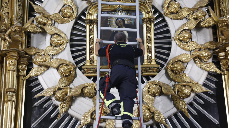 Así fue la tradicional bajada del cuadro de la Virgen de la Paloma con los Bomberos de Madrid
