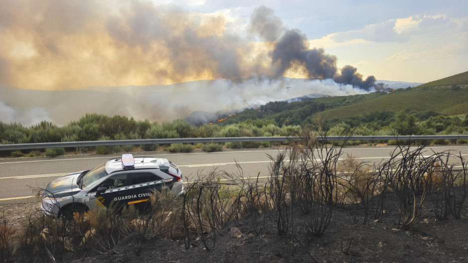 El incendio de Hermisende, en Zamora, remite en la parte española, pero amenaza una zona de Portugal