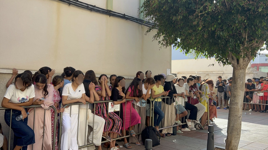 Niños y niñas esperan a las puertas de la Jefatura Superior de Policía de Ceuta para que les registren