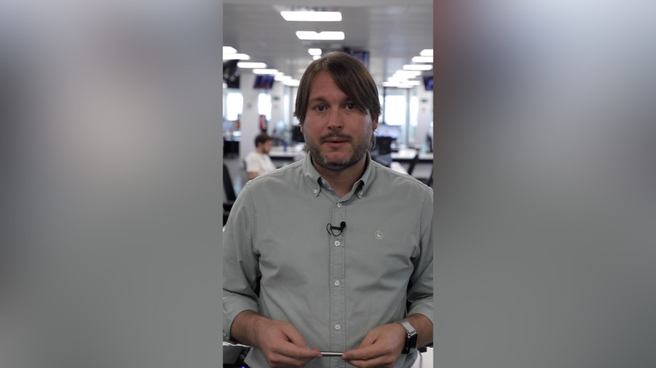 'El día en 1 minuto', con Eduardo de Rivas: «El PSOE critica al PP mientras Sánchez sigue la crisis desde la tumbona»