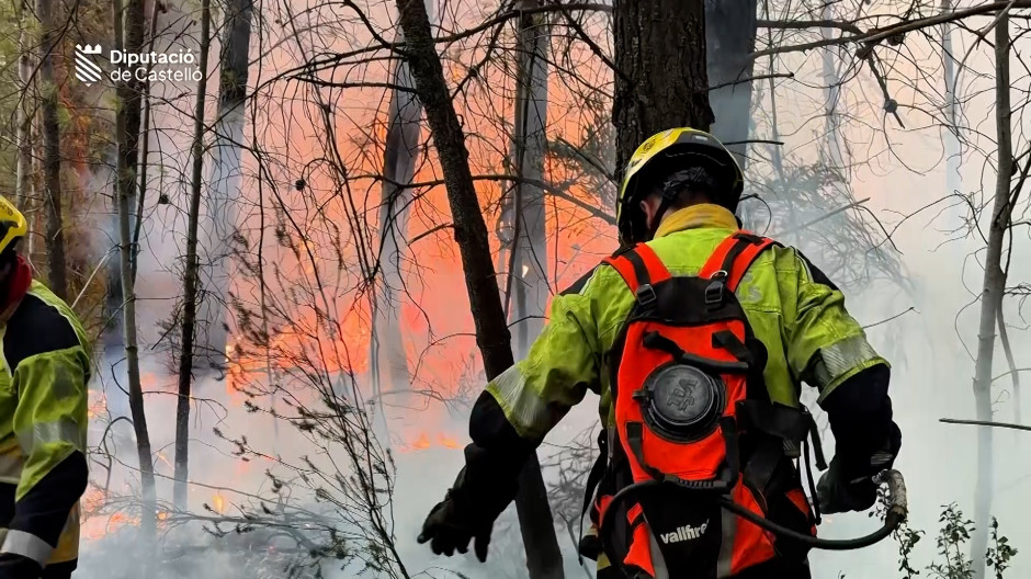Una tormenta eléctrica desencadena varios incendios forestales por rayos en el interior de Castellón