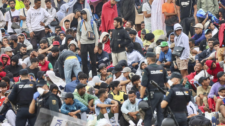 La policía vigila a inmigrantes que continúan viviendo en las inmediaciones de la playa del Trampolín en Ceuta, este viernes