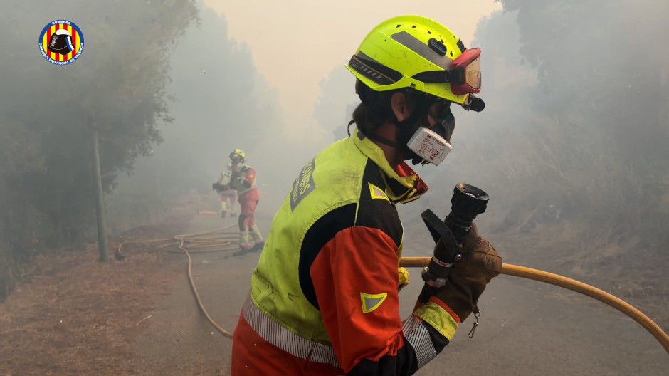 Así luchan los bomberos contra las llamas en el incendio de Sierra Calderona