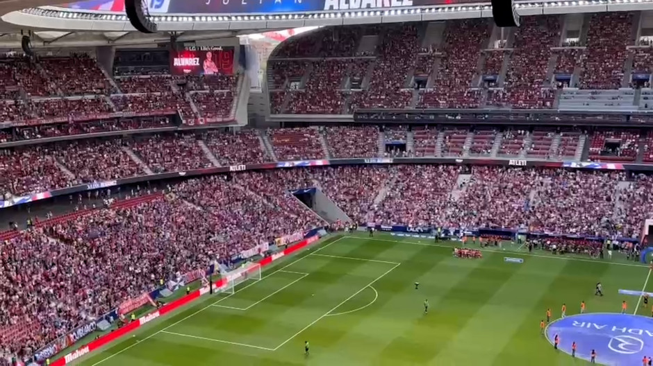 El Metropolitano se ceba con Julián Álvarez y le recibe con una sonora pitada por su deseo de ir al Barça