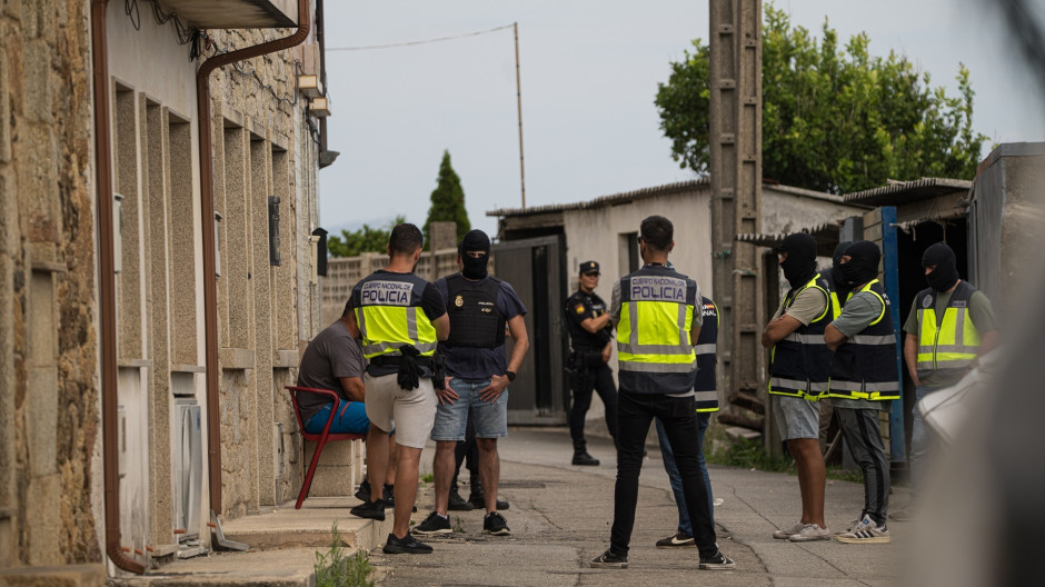 Varios agentes de la Policía Nacional se llevan a un detenido en una operación antidroga, a 22 de agosto de 2026, en A Pobra do Caramiñal, A Coruña, Galicia (España). La Policía Nacional ha detenido este sábado a cuatro personas e incautado más de 1.500 k