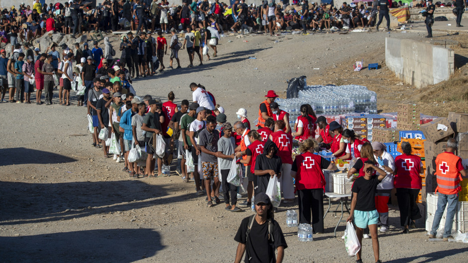 Todas las incógnitas sin respuesta de la crisis de Ceuta que debe resolver el Gobierno