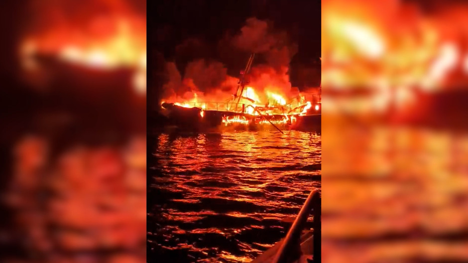 El fuego devora un barco pesquero frente a la costa de Galicia: los tripulantes se salvan