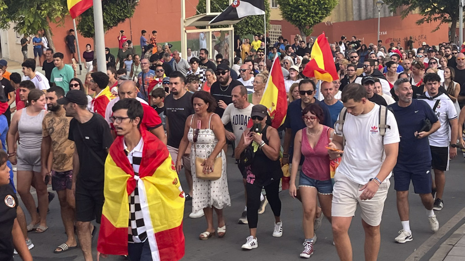 Varios cientos de vecinos de Ceuta han trasladado este martes hasta la plaza de los Reyes, frente a la Delegación del Gobierno