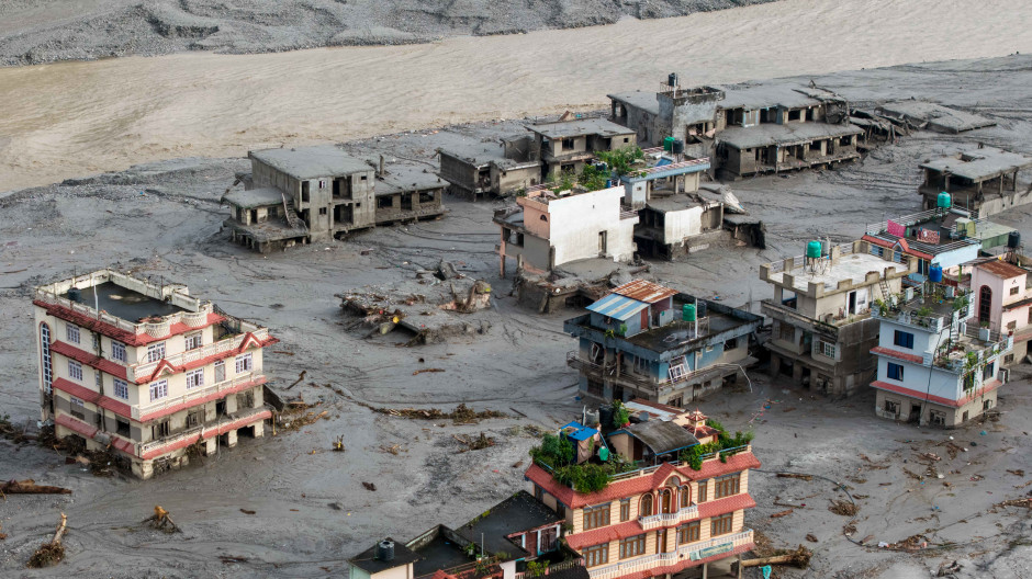 Una vista aérea muestra casas sumergidas en lodo tras las inundaciones repentinas en Devighat