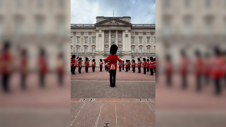 El palacio de Buckingham rinde homenaje a Dolly Parton en el cambio de guardia