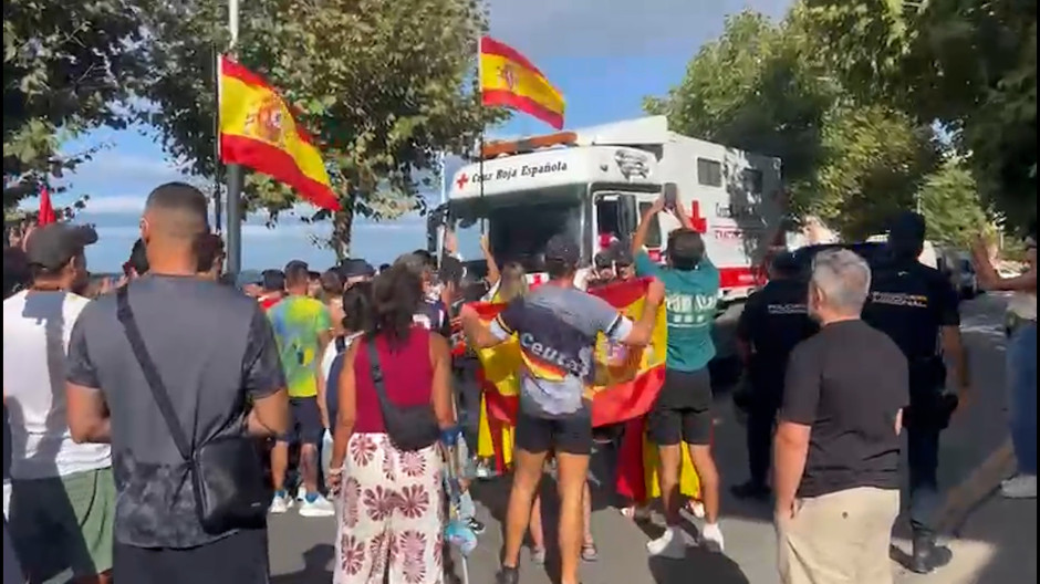 Decenas de vecinos de Ceuta impiden el paso a vehículos con comida para los migrantes: "Cruz Roja es una mafia"